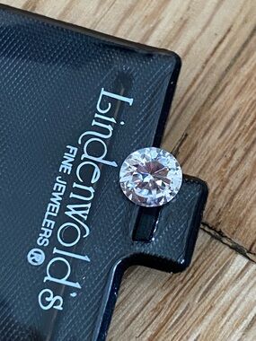 Lindenwolds 1 Carat Cubic Zirconia Stone